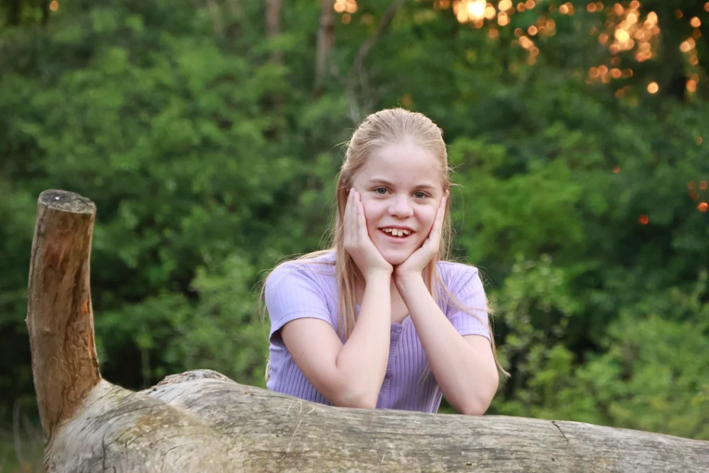portret fotoshoot van een meisje leunend op een boom