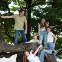 met z'n alle op de foto in een boom