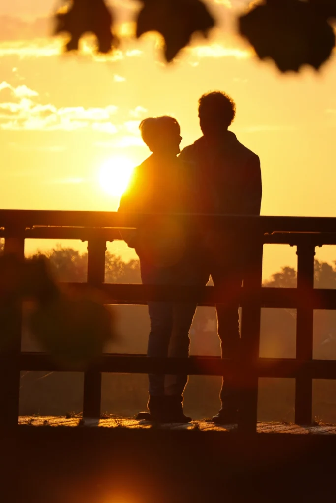 koppel op een brug met zon op de achtergrond in het gouden uur Areca Fotografie
